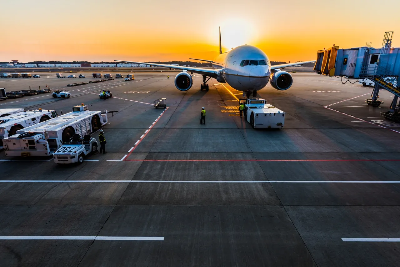 How does an airport become a virtual hub?