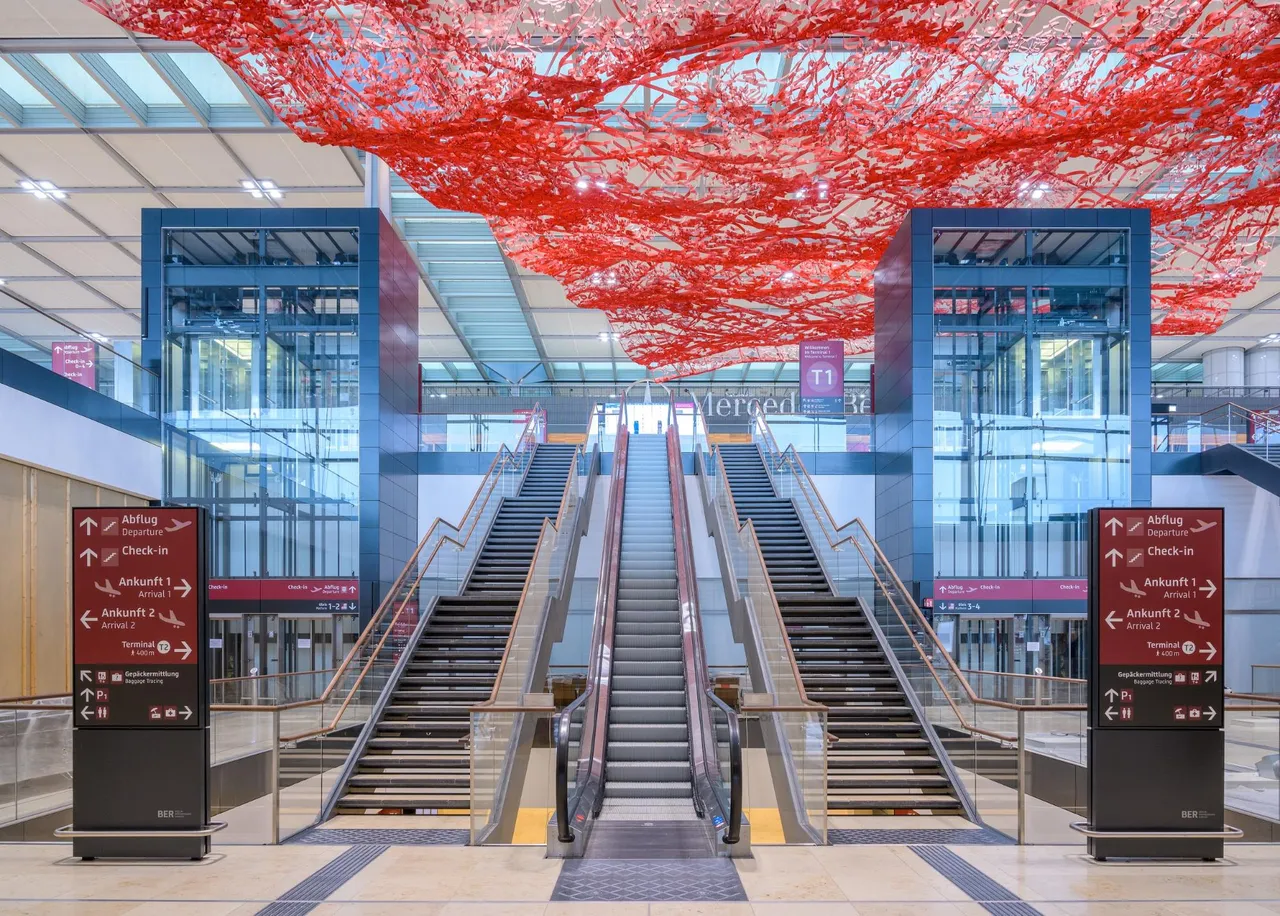 (Copyright: © Flughafen Berlin Brandenburg GmbH / Günter Wicker, Copyright: © Flughafen Berlin Brandenburg GmbH / Ekaterina Zershchikova)