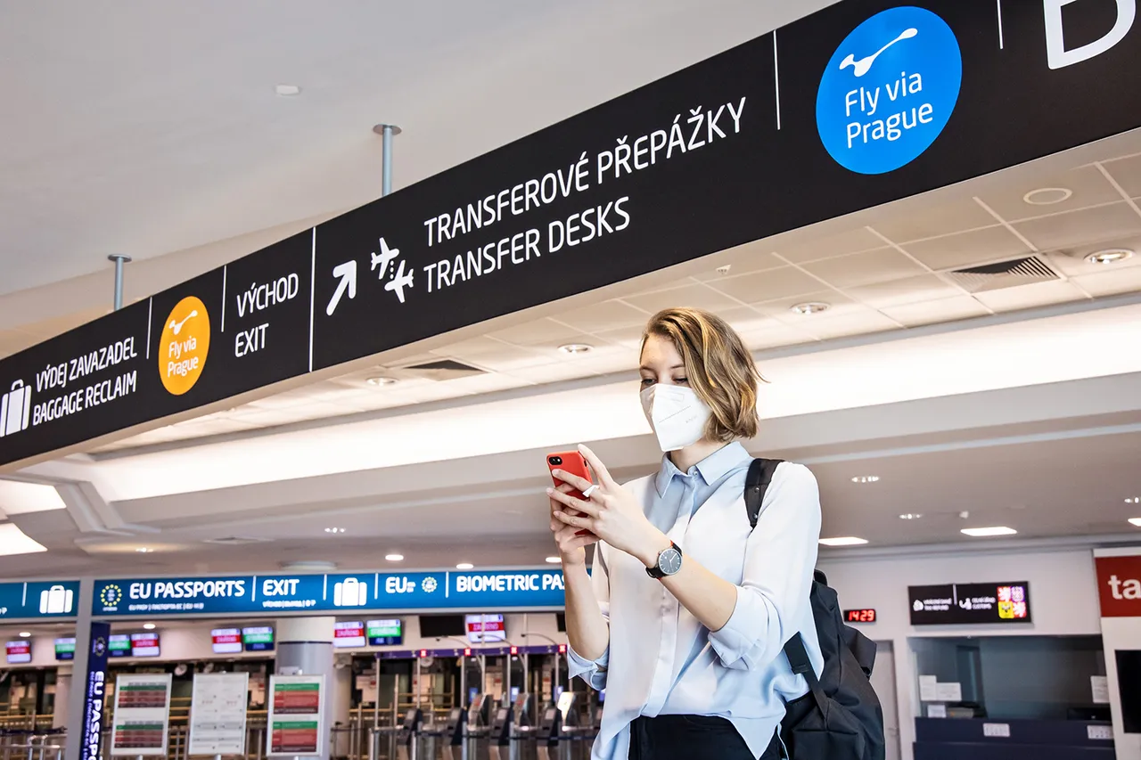 Fly via Prague service Kiwi.com