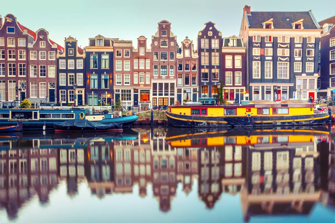 Couples swap romantic getaway for solo travel in new honeymoon trend — Shutterstock