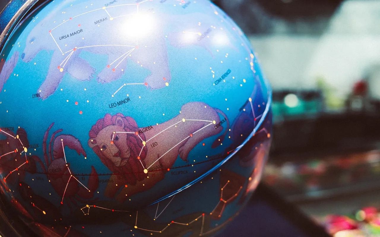 Zodiac signs and travels: who spends more, who gets meals on board, and who can’t travel by themselves